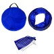 Blaues Haustierspieltunnel-Set, einschließlich einer runden Tragetasche, einem zusammenklappbaren Tunnel und fünf Metallspießen zur Sicherung.