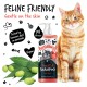 Eine verspielte orangefarbene Katze steht neben Bugalugs Floh- und Zecken-Shampoo, mit 'Feline Friendly' und anderen umweltfreundlichen Etiketten. Grüne Blätter im Vordergrund.