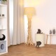Zwei graue Katzen spielen in der Nähe eines cremefarbenen Katzenbaums in einem modernen Wohnzimmer, mit einer hohen Holzlampe und dekorativen Vasen.