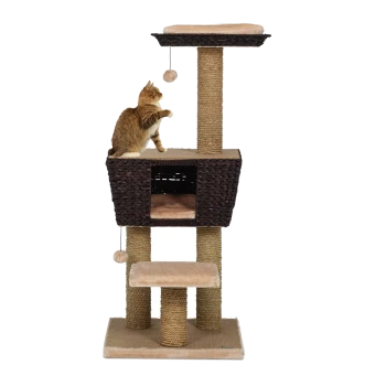 Eine verspielte orange getigerte Katze klettert auf einen mehrstöckigen Katzenbaum mit einem geflochtenen Korbdesign, mit einem gemütlichen Versteck, Kratzpfosten und baumelnden Spielzeugen.