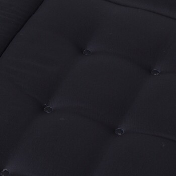 Nahaufnahme eines dunkelblauen Haustierbettes mit einem gepolsterten Design, das sichtbare Nähte und Knopfdetails aufweist.