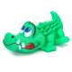 Grünes Hundespielzeug im Cartoon-Stil in Form eines Alligators mit großen blauen Augen und weißen Zähnen auf weißem Hintergrund.