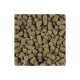 Nahaufnahme von kleinen, braunen Haustierfutterpellets, die in Form und Größe variieren, dicht über das Bild verstreut.