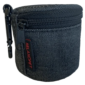 Schwarze Reißverschluss-Hundezubehör-Tasche mit einer strukturierten Oberfläche und einem roten "RELAXOPET"-Label an der Seite.