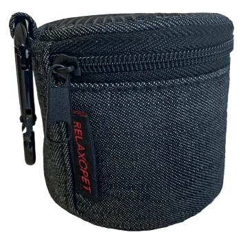 Schwarze Reißverschluss-Hundezubehör-Tasche mit einer strukturierten Oberfläche und einem roten "RELAXOPET"-Label an der Seite.