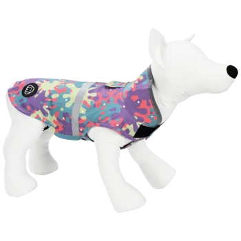 Un mannequin de chien blanc portant un imperméable coloré à motifs éclaboussés dans des teintes de violet, rose et bleu, avec un logo noir.