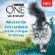 Eine Maine Coon Katze mit grünen Augen läuft im Gras und bewirbt Purina ONE Wild Sense. Text: "Wecken Sie ihre Instinkte" und "NEU."