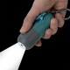 Eine Hand hält eine türkisfarbene und graue Taschenlampe mit Karabiner, die einen hellen Lichtstrahl ausstrahlt.