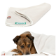 Ein entspannter brauner Hund schaut aus einer beigen Fleece-Decke, die mit "EXTRA WEICH & KUSCHELIG" beschriftet ist, und hebt seinen Komfort und Hautfreundlichkeit hervor.