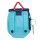 Eine hellblaue Haustier-Leckerlitasche mit einem sechseckigen Muster, mit einem marineblauen Oberteil, einem roten Karabiner und einem Schlüsselring.