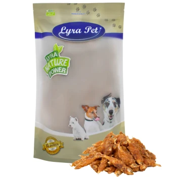 Hühner Wrap mit Fisch 1 kg Verpackung von Lyra Pet Hundeleckerlis mit einem hellen Beutel, der Bilder eines Hundes, einer Katze und eines kleinen Hundes zeigt, sowie einem Haufen Leckerlis davor.