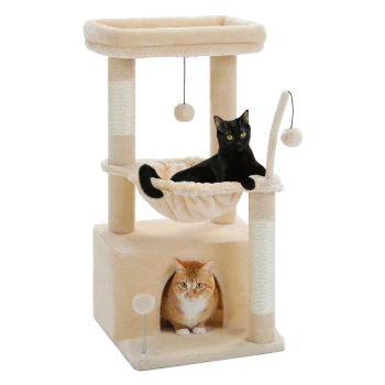 Ein beiger Katzenbaum mit zwei Katzen: Eine schwarze Katze, die auf einer Hängematte liegt, und eine orangefarbene Tabby, die aus einem Versteck herauslugt.