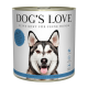 Hunde-Liebe Dosen-Hundefutter mit einem weißen Etikett mit dem Gesicht eines Hundes, das "55% Fisch" und "Mit Amaranth, Karotte & Löwenzahn" hervorhebt.