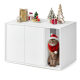 Eine festliche Katze mit einem Santa-Hut und einem roten Schal schaut aus einem weißen Schrank, umgeben von Feiertagsdekorationen oben.