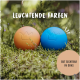 Zwei bunt gefärbte Haustierbälle, einer orange und einer blau, die auf grünem Moos liegen, mit dem Text "Leuchtende Farben" und "Gut sichtbar im Gras."
