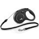 Laisse rétractable noire pour chien avec une poignée confortable et un clip en métal, présentant un design élégant et un logo.