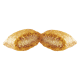 Nahaufnahme eines geteilten Haustierleckerli, das eine goldbraune äußere Schicht und eine weiche, cremige Füllung zeigt.