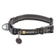 Ein graues Hundehalsband mit reflektierenden Streifen, das ein schwarzes Etikett und ein Ruffwear-Logo trägt.