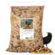 Ein 5 kg Beutel "Futtertraum Bodenfresser Spezial Mix" Vogelfutter mit einer Mischung aus Samen und Nüssen, mit einem Schwarzvogel daneben.