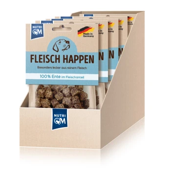 Hundeleckerlis in einer Auslage, beschriftet mit "Fleisch Happen" und den Texten "100% Ente" und "Made in Germany", mit Fleischstücken.
