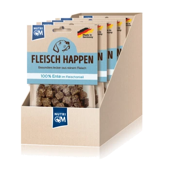 Hundeleckerlis in einer Auslage, beschriftet mit "Fleisch Happen" und den Texten "100% Ente" und "Made in Germany", mit Fleischstücken.