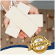 Eine Person hält vier rechteckige weiße Hundekauartikel in ihren Händen, mit einem goldenen Abzeichen, das "Beste Qualität seit über 15 Jahren" angibt.