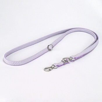 Lila Haustierleine mit einem silbernen Clip und Ring, mit einem gewebten Design und einer weichen Textur.