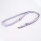 Lila Haustierleine mit einem silbernen Clip und Ring, mit einem gewebten Design und einer weichen Textur.