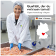 Eine Frau in einem schwarzen Shirt steht neben einem Bücherregal mit Tierpflegebüchern, mit gerahmten Tierfotos und einem Text darüber: "Entwickelt von Dr. med. vet. Susan Kröger."