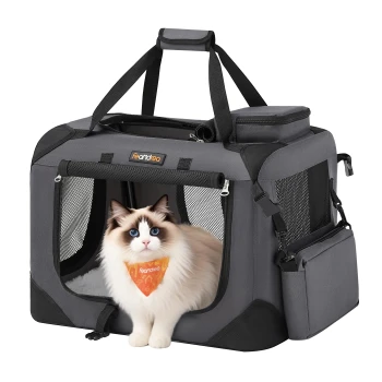 Eine graue Haustiertrage mit Netzfenstern, mit einem kleinen Hund, der ein oranges Halstuch trägt, darin. Die Trage hat einen oberen Griff und Seitentaschen.