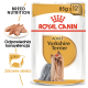 Opakowanie karmy dla psów Royal Canin Adult Yorkshire Terrier, prezentujące Yorkshire Terriera i podkreślające żywienie rasy oraz zdrowie sierści.