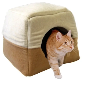 Ein hellbraunes und cremefarbenes Katzenbett in Form eines gemütlichen Hauses, aus dem eine orangefarbene Tabby-Katze aus dem Eingang herauskommt.