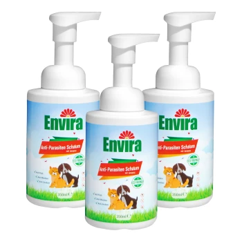 Drei Flaschen Envira Anti-Parasiten Schaum, jeweils 350ml, mit einer Illustration von Hund und Katze, mit umweltfreundlichen Ansprüchen.