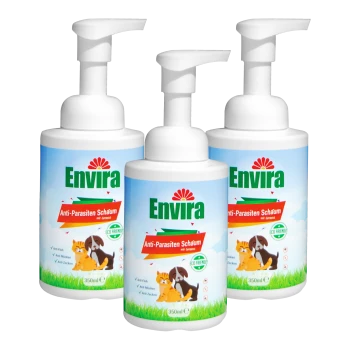 Drei Flaschen Envira Anti-Parasiten Schaum, jeweils 350ml, mit einer Illustration von Hund und Katze, mit umweltfreundlichen Ansprüchen.