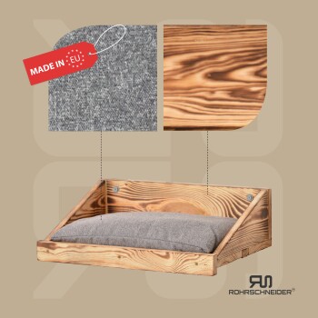 Ein Holzhaustierbett mit einem grauen Kissen, das ein "MADE IN EU"-Etikett trägt und die Textur des Stoffes und die Holzmaserung zeigt.