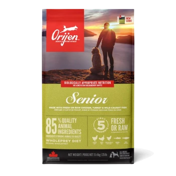 Sac de nourriture pour chiens Orijen Senior avec un coucher de soleil, une personne et un chien. Points forts : "Biologiquement approprié", "Senior", "85% d'ingrédients d'origine animale", "Frais ou cru."