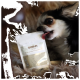 Eine Shiimun Skin Haustierergänzungspackung liegt auf einer weichen Oberfläche und zeigt ein weiß-silbernes Design mit dem sichtbaren Produktnamen.