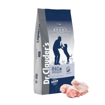 Dr. Clauder's High Premium Sport All-Breed Hundefuttertüte mit einer Silhouette einer Person, die mit einem Hund spielt, mit rohen Hühnerstücken.
