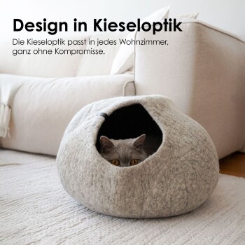 Ein gemütliches, graues Filz-Haustierbett mit den Pfoten und dem flauschigen Schwanz einer Katze, das die entspannte Haltung der Katze zeigt.