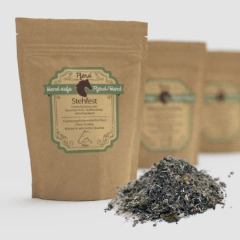 Brauner Papierbeutel mit der Aufschrift 'Stehfest' für Pferde- und Hundesupplemente, mit einem Haufen Kräutermischung davor, der einen gesunden Stoffwechsel fördert.