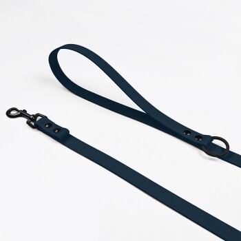 Eine marineblaue Hundeleine mit einem stabilen Clip und einem Schlaufenhandgriff, flach auf einem weißen Hintergrund ausgelegt.