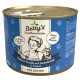 Dosenkatzenfutter "Betty's Landhausküche" zeigt eine Frau, die mit einer Katze kocht. Text: "Huhn & Forelle mit Borretschöl & Taurin," "Extra viel Fleisch."