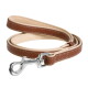 Laisse en cuir brun et fauve pour chien avec mousqueton argenté, bords surpiqués, enroulée sur fond blanc.