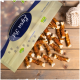 Eine Tüte mit Haustierleckerlis, die mit "Premiumqualität" beschriftet ist, kippt und lässt knochenförmige Snacks mit einer fleischigen Beschichtung auf einer Holzoberfläche herausfallen.