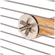 Nahaufnahme einer Metallschraube und einer Holzsitzstange für einen Haustierkäfig, mit horizontalen Metallstäben im Hintergrund.