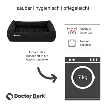 Nahaufnahme eines schwarzen Stoffes mit einem Knopf, der das Logo "Doctor Bark" und den Text "MADE IN GERMANY" darunter zeigt.