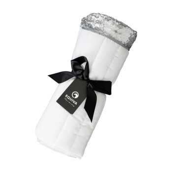 Weiche weiße Haustierdecke mit einem silbernen Paillettenrand, mit einem schwarzen Band gebunden, mit einem 'EQUIVA'-Tag.