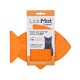 Orange LickiMat Casper in Fischform, entworfen für Katzen; die Verpackung besagt "Bereichern Sie das Leben Ihrer Katze mit einer LickiMat."