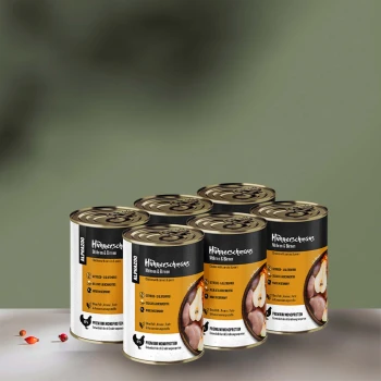 Sechs Dosen Haustierfutter mit der Aufschrift 'Hühnerschmaus', die Hähnchen und Birnen enthalten, mit Nährwertinformationen und Angaben zu hochwertigen Zutaten.