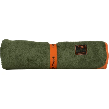Couverture pour chien olive roulée avec bordure orange et sangle, écusson indiquant 'Dog's Creek Outdoor Gear'.